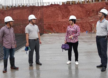 韋桂華、周善學(xué)到龍嶺大道三期項(xiàng)目調(diào)研