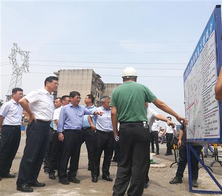 鄭俊康、吳煒到火車站周邊路網(wǎng)改造工程調(diào)研