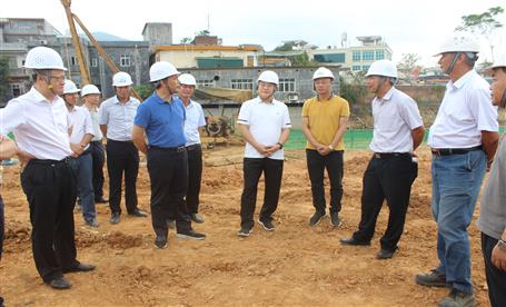 防城港市委書記李延強(qiáng)到峒中公路口岸項目調(diào)研