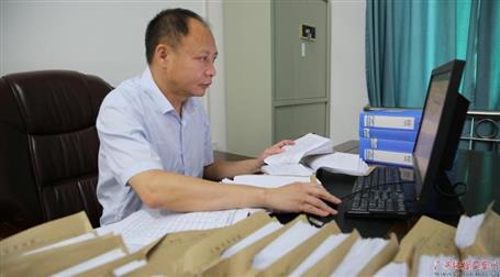 初心不改　本色不褪——記廣西勤廉榜樣、河池市紀(jì)委副書記、監(jiān)委副主任黃振林