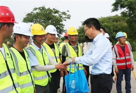 李志軍到第八分公司項(xiàng)目開(kāi)展“戰(zhàn)高溫 送清涼”慰問(wèn)活動(dòng)