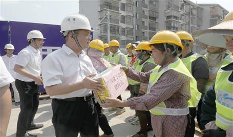覃振華到第七分公司項(xiàng)目開展“送清涼”慰問活動